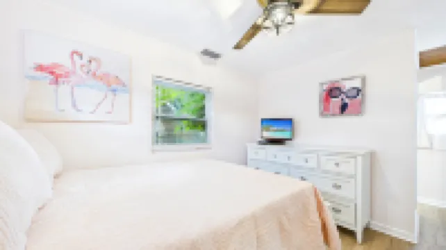 Private Fenced Backyard and Fast Wifi - Charming Retreat