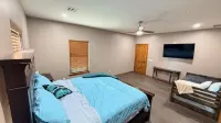 Relaxing Ranch Style Lake House/ Hot Tub Getaway!!! Pet Friendly!!!