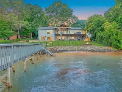 Lakeshore Adrift Hotels in Westport