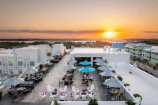 Sunny Upper Level 1 Block From 2 Beaches W/private Pool, High-speed Wi-fi