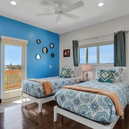 Immaculate, Modern Stay Steps to Beach With Amazing Ocean Views