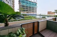 Industrial Modern 1BR Loft at Apartment Collins Boulevard By Travelio