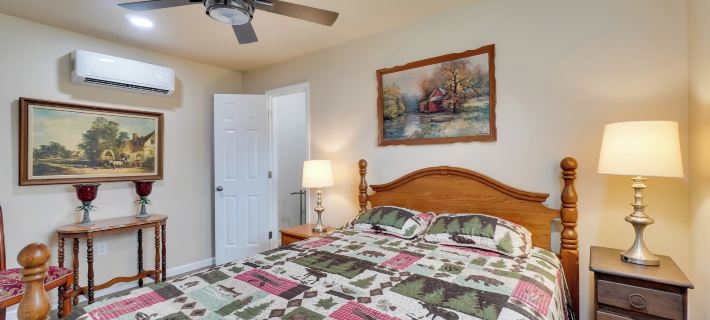 Explore Cades Cove & Smoky Mtns! Restored Cabin Hotels in Townsend