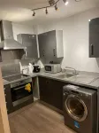 Deluxe En-suite Room w FastWiFi, Free Parking & Equipped Kitchen