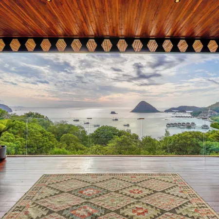 Paradise Garage Komodo Villa