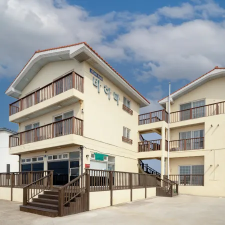 Jeju Bahama Pension Отели рядом с достопримечательностью «Храм Когванса»