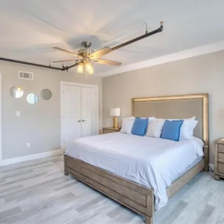 902 Howard Lofts