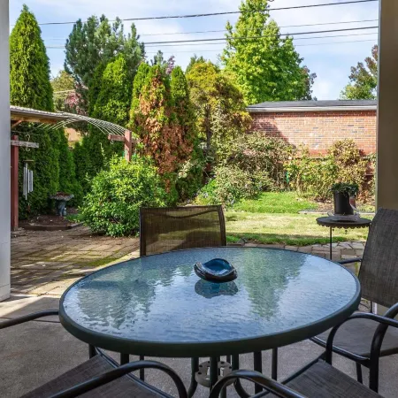 Sunflower Studio - 7 Minutes To Uo & 4 Minutes To Downtown 1 Bedroom Studio