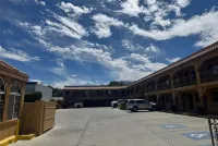 Days Inn by Wyndham Bishop - parking