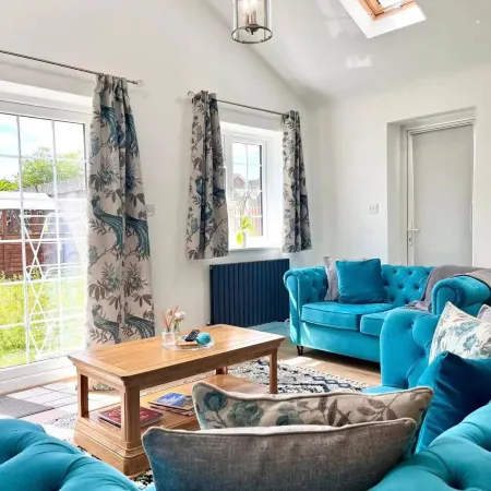 Tranquil Turquoise - 3 Bed House With Parking