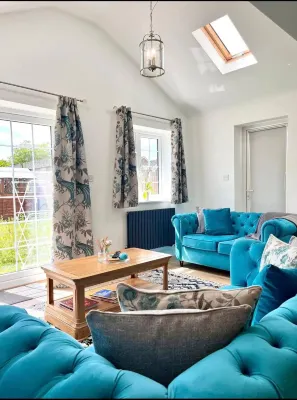 Tranquil Turquoise - 3 Bed House With Parking - 3-Star