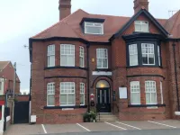 Crescent Lodge Guest House - Bed and Breakfasts