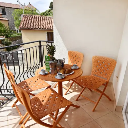 Lovely poolside apartment in Tar