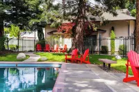 Redwood Hyperion Suites - Pools