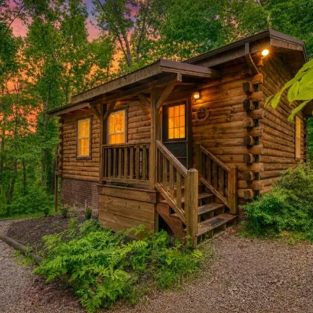 Private Wooded Cabin - 8 Minutes to Top Trails -Hot Tub Room