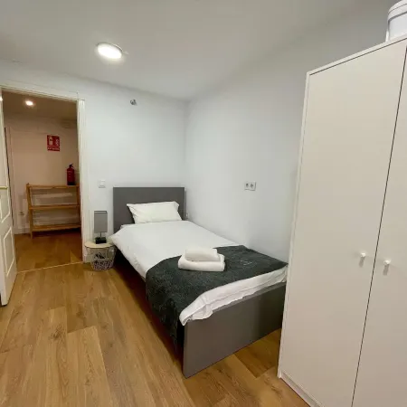 Studio 2 Bed-1 Bathroom for 3 NO Terrace F-3