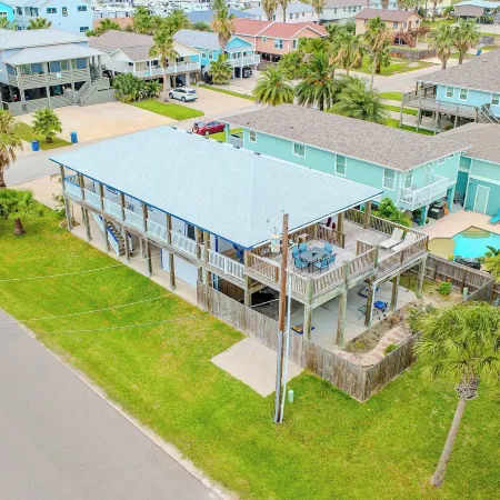 Spacious & Pet Friendly + Game Room Sleeps 10