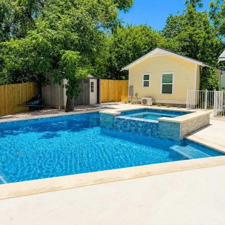 The Grove E with Hot Tub & King Bed - 2 Blks to Main