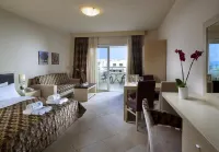 Molos Bay Hotel - สระว่ายน้ำบนดาดฟ้า