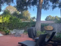 Mid-Century Steps from Miramar Beach, Private Fenced Garden in Montecito -  Privatzimmer