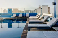 Pacific Monarch Hotel - プール
