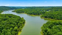 Private Nolin Lake Home with FirePit, Ice Maker, Arcade & Electronic Game Table. - 4 estrellas