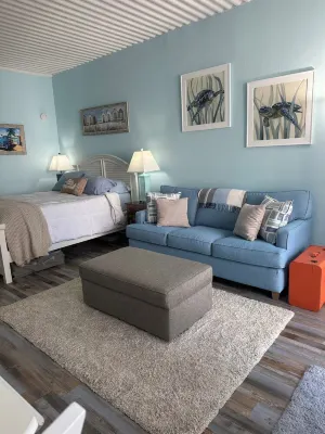 Clean Cozy Condo Across from Beach-Beautiful Pool Newly Remodeled - บังกะโล
