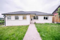 3Br Bungalow with Free Parking, Garden & Fast WiFi - 2성급