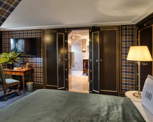 100 Princes Street Hotels near Central Library