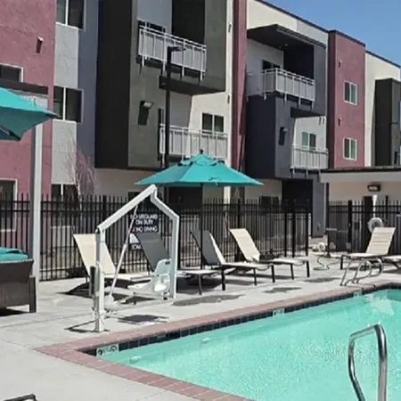 Calm Luxury Living 1BR Retreat Pool, Hot Tub, Wifi