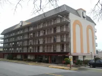 Studio 9 Inn & Suites - parking