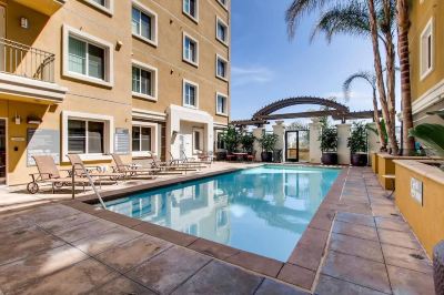 Outdoor Swimming Pool #1 Location - Fast Wifi - Work Area - 2Br/2.5 Bath - Free Parking (FV1) Photo