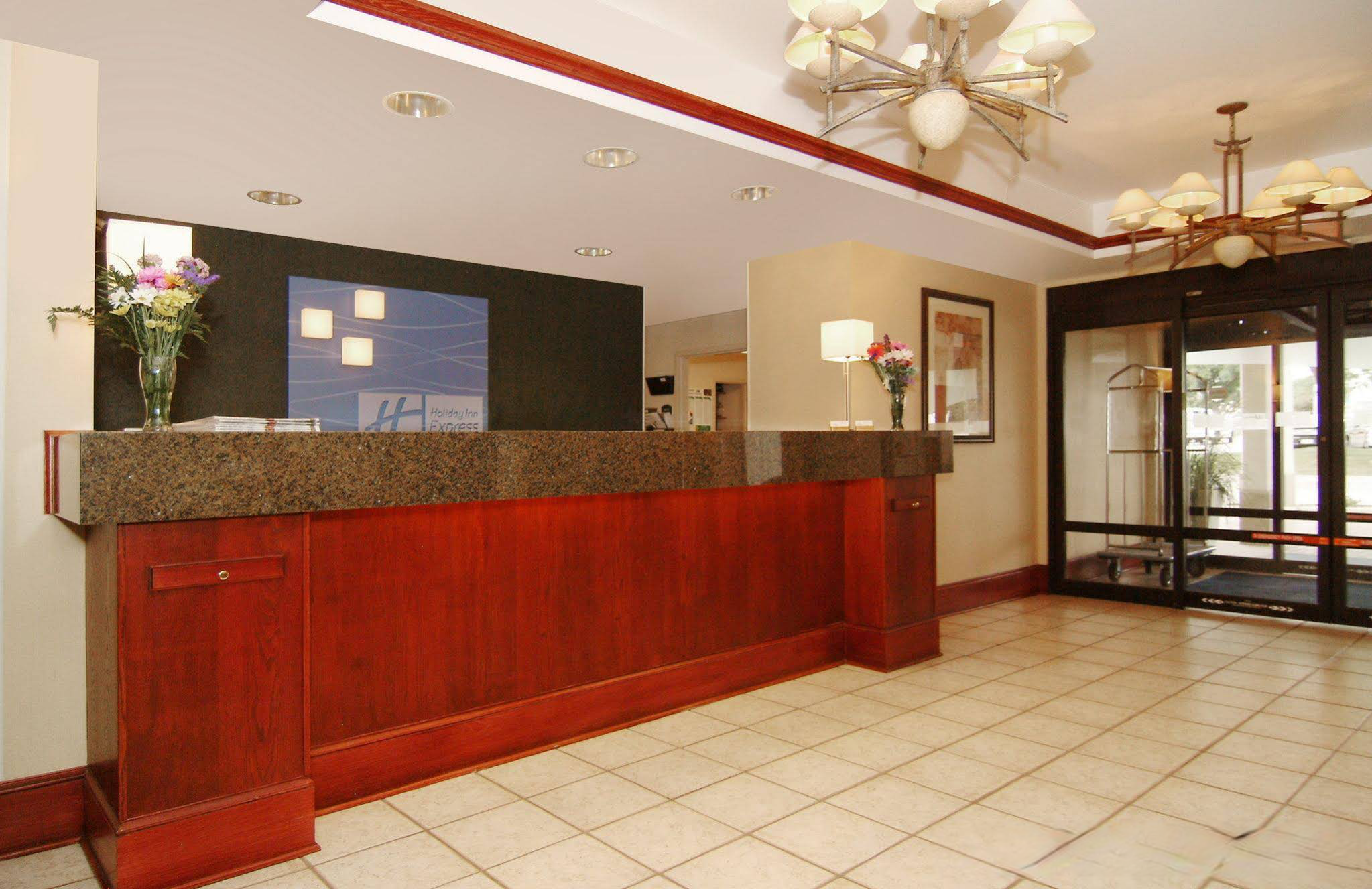 Holiday Inn Express & Suites - Interstate 380 at 33rd Avenue, an Ihg Hotel