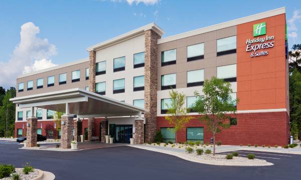 Holiday Inn Express & Suites Fayetteville by IHG