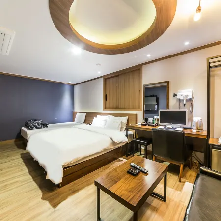 Win Hotel Отели рядом с достопримечательностью «Рынок Амса»