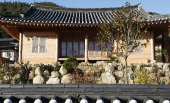 Gurye Unjoru Makdungi Hanok Stay