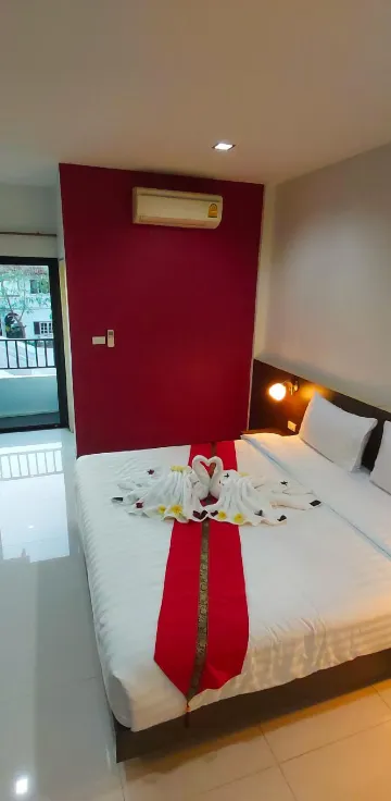 ห้องเตียงใหญ่ พร้อมห้องน้ำส่วนตัว