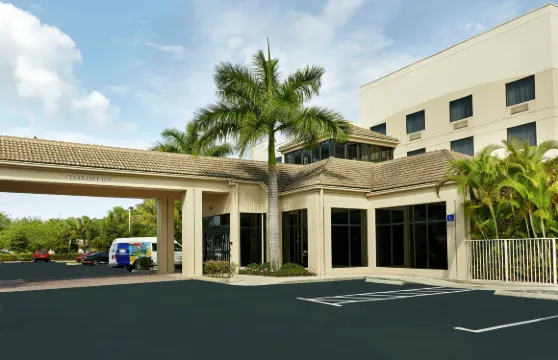 西棕櫚灘機場希爾頓花園旅館