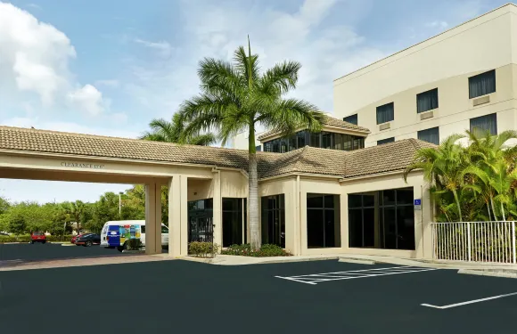 西棕櫚灘機場希爾頓花園旅館