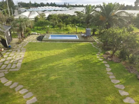 Seogwipo Kosatan Haru Pension Отели рядом с достопримечательностью «Shinhwa Theme Park»