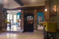 La Ferme Blanche, the Originals Relais Hotel a Englos