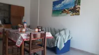Casa vacanza con cucina e soggiorno e balcone davanti e sul retro a San Foca