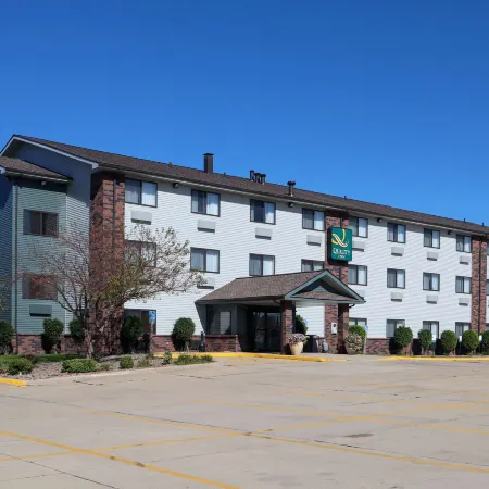 Quality Inn & Suites Bloomington I-55 and I-74