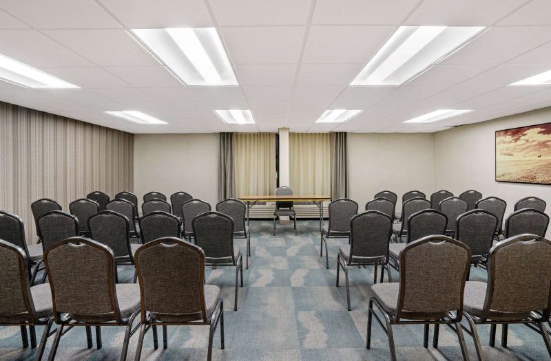 La Quinta Inn & Suites by Wyndham Columbus MS photo 3
