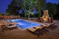 The Bevy Hotel Boerne - a Doubletree by Hilton - Pools