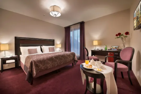 EA Embassy Prague Hotel Отели рядом со станцией Praha Holesovice Railway Station