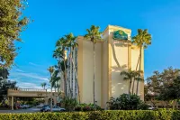 La Quinta Inn & Suites by Wyndham West Palm Beach Airport Отели в г. Ройал Палм Бич