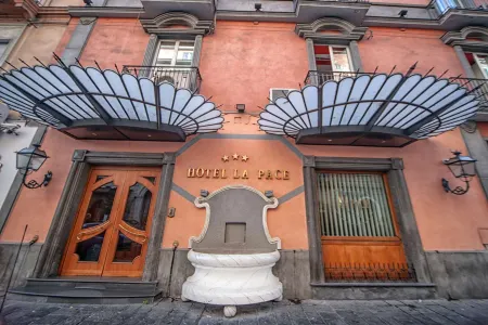 Hotel la Pace Отели рядом с достопримечательностью «Chiesa e Chiostro di San Gregorio Armeno Napoli»