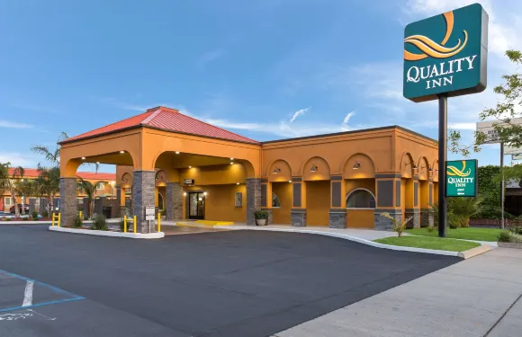 雷丁I-5附近凱藝酒店