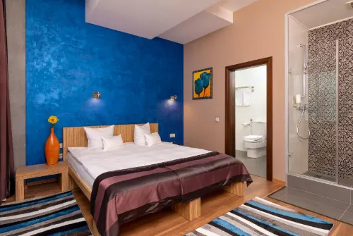 West City Hotel - Airport Shuttle